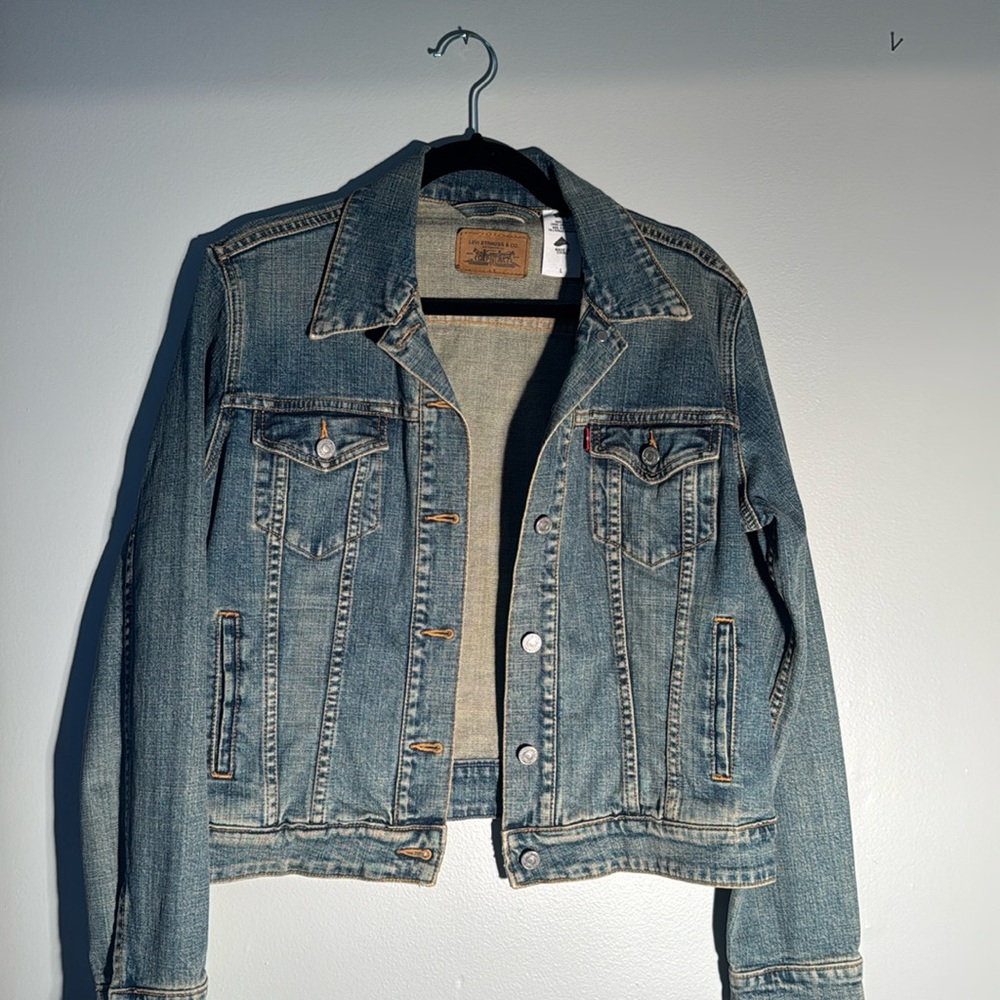 Levi’s size Large women’s (or men’s) jean jacket. Like new